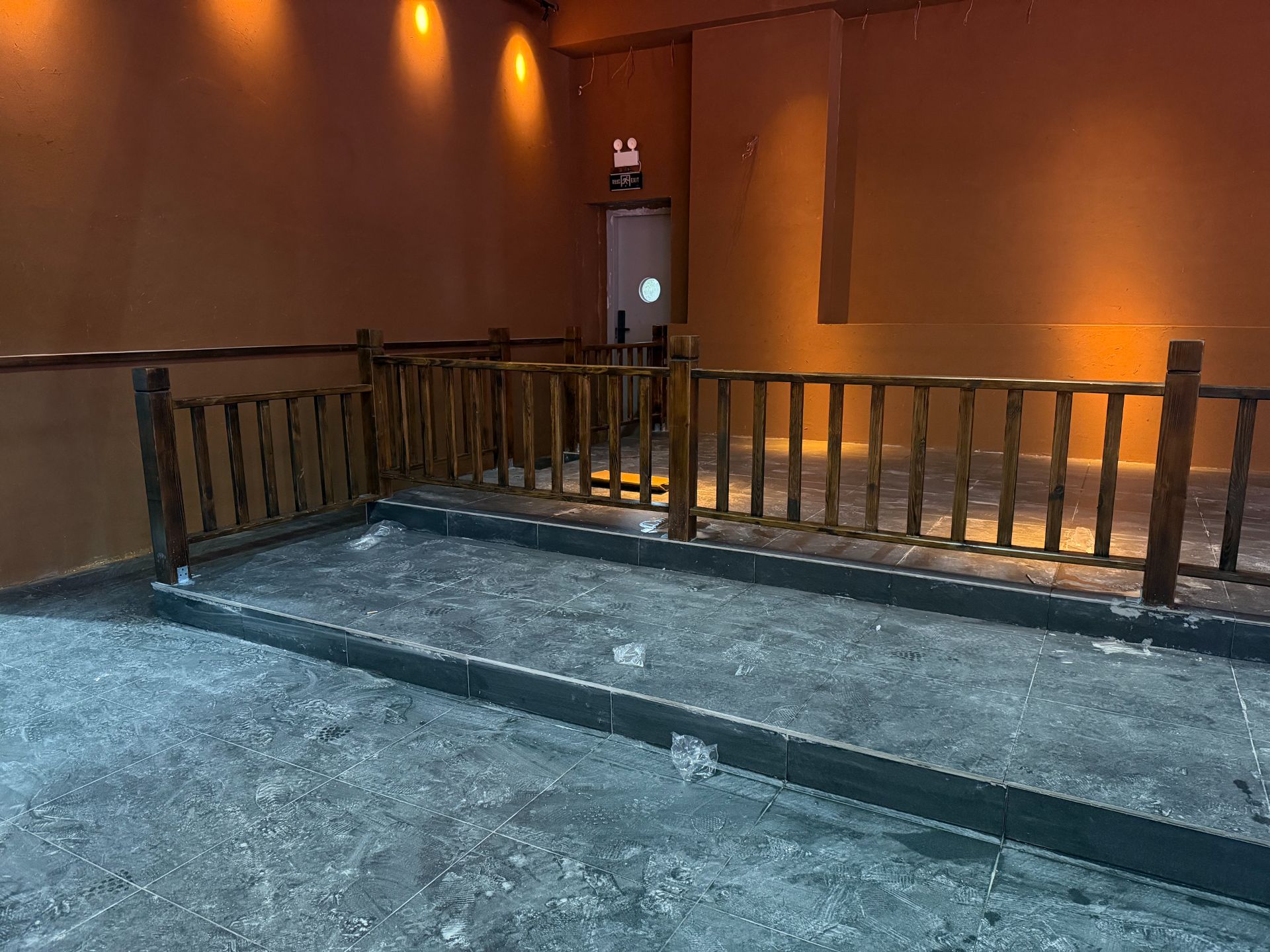 酒吧护栏.jpg