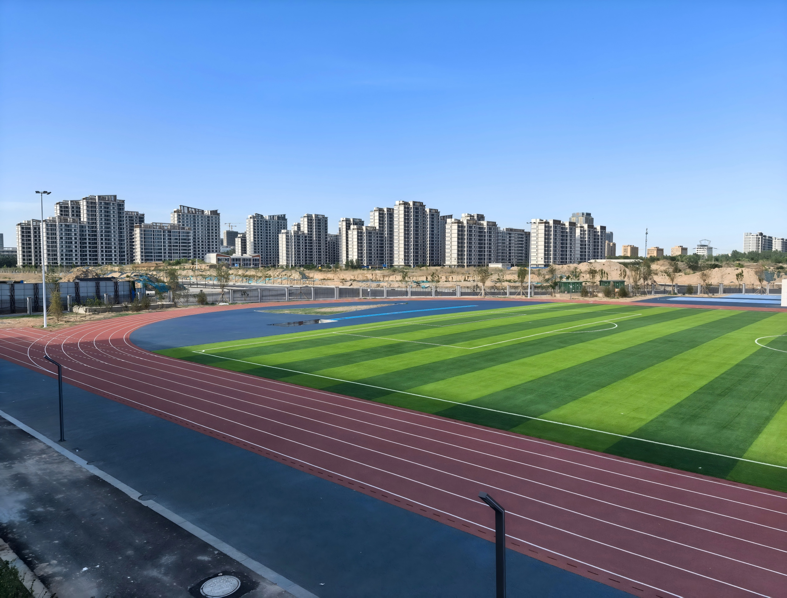 2026年学校塑胶跑道企业联系方式怎么找？选型与施工避坑指南