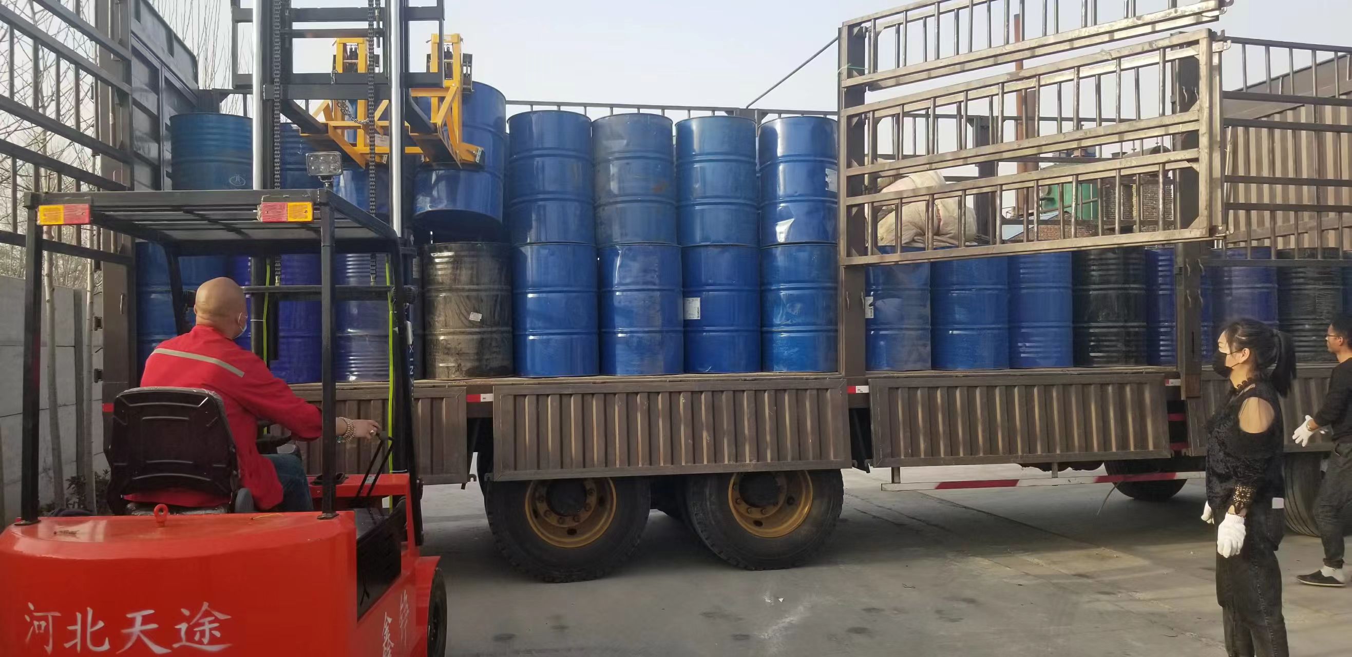 辛集市永兴乳化沥青厂-机械化装载铁桶沥青.jpg