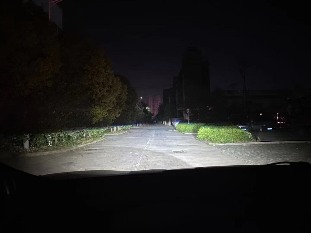摩托车铺路射灯怎么选？郑东新区车友的靠谱改装指南