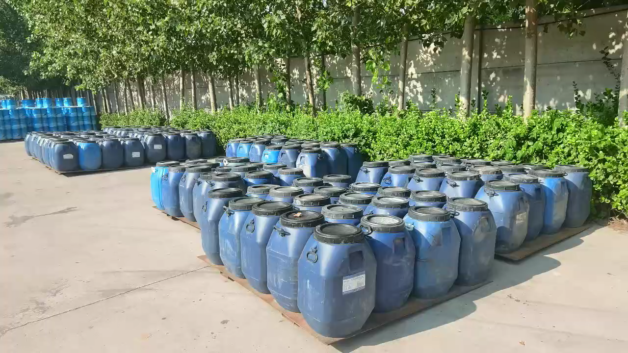 辛集市永兴乳化沥青厂-成品原料露天规模化仓储.png