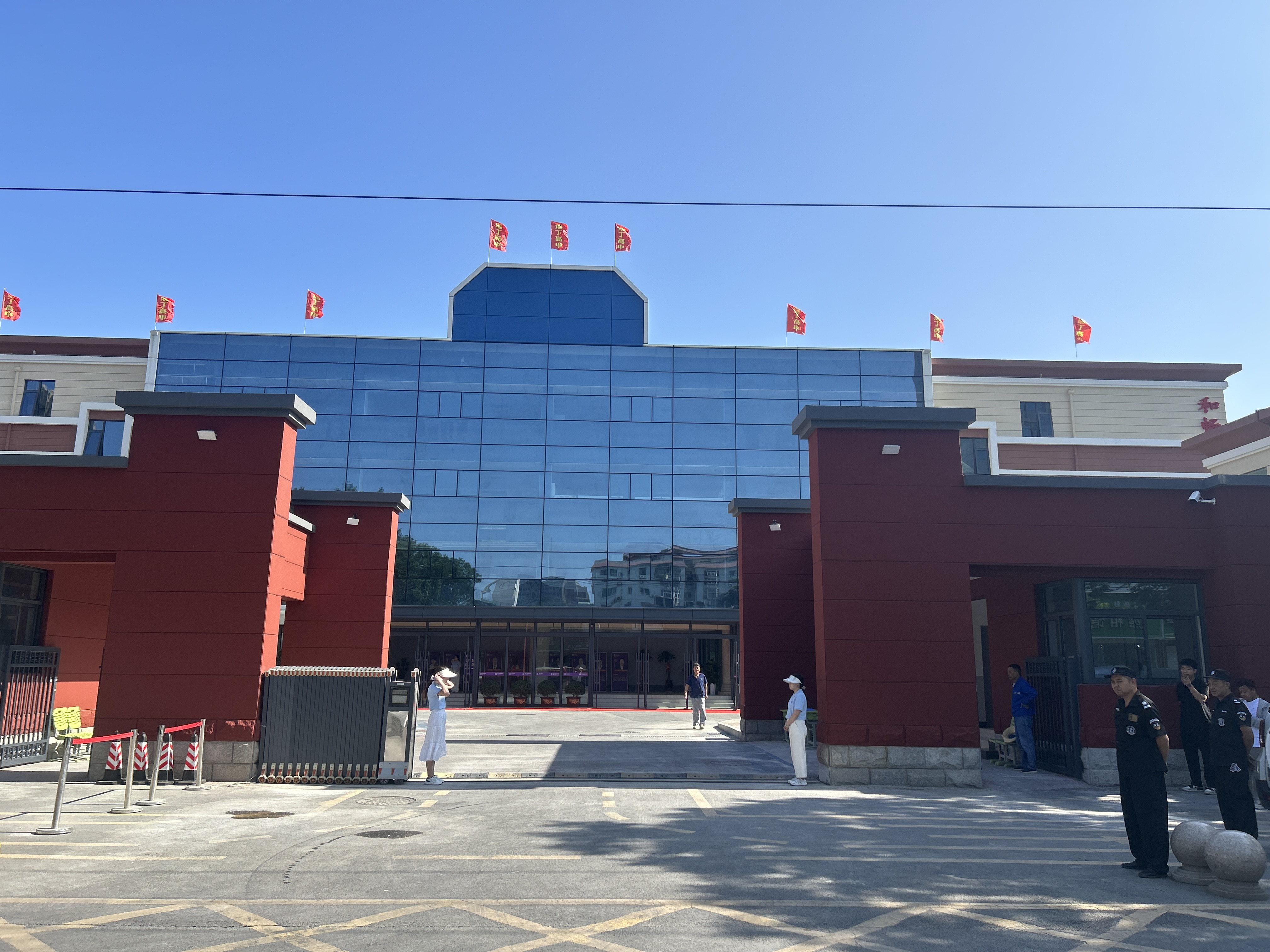 学校大门.JPG