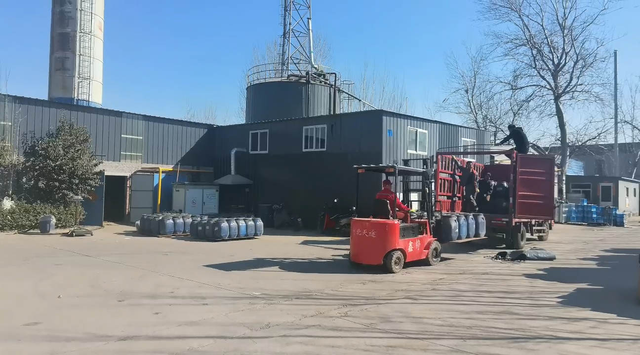辛集市永兴乳化沥青厂-车间库区厢车装货.png
