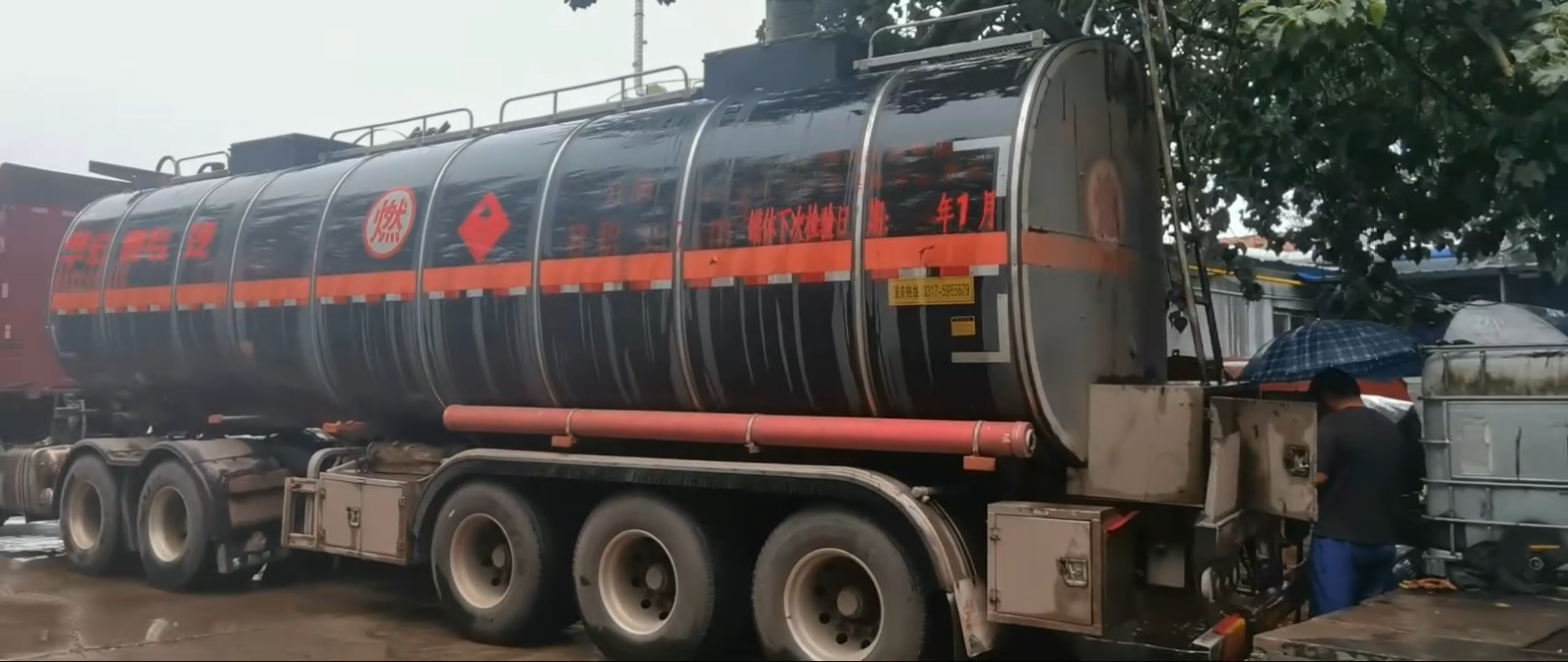 辛集市永兴乳化沥青厂-罐车卸料作业.png