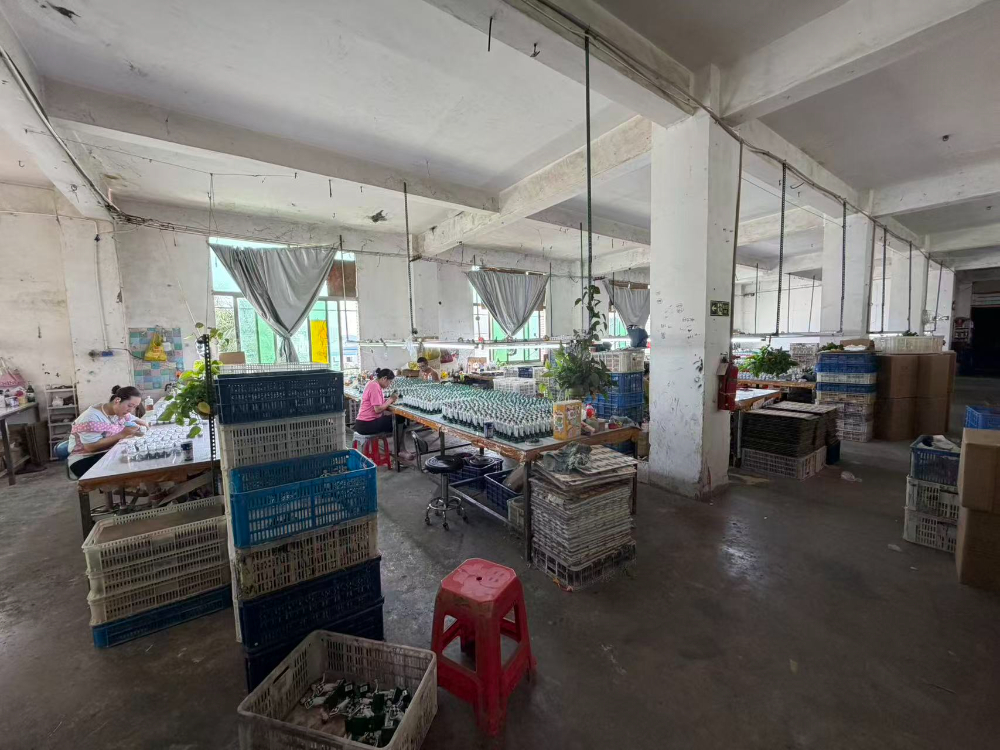 14公仔彩绘加工工位区.jpg