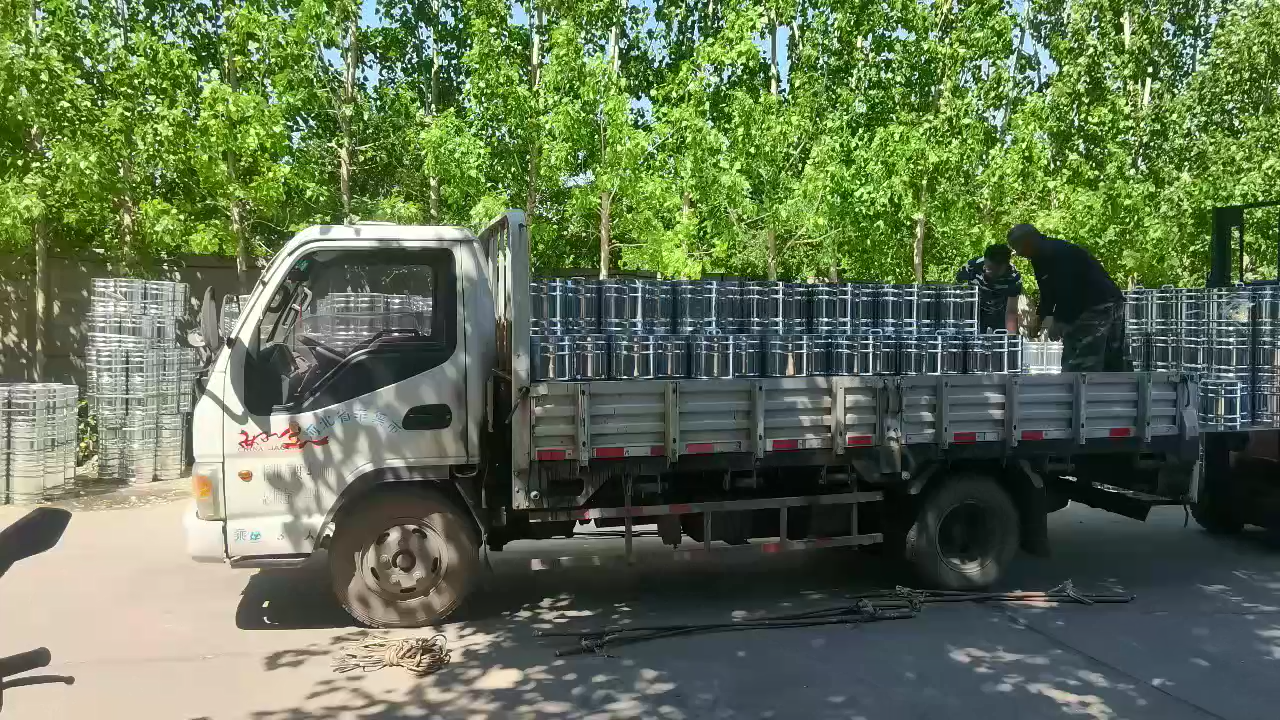 辛集市永兴乳化沥青厂-成品铁桶沥青厂区整车装货发运.png