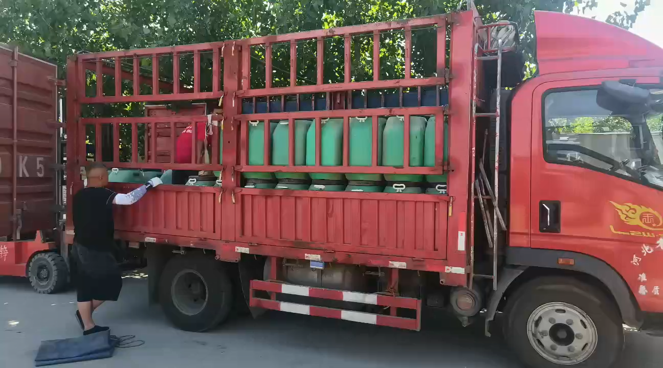 辛集市永兴乳化沥青厂-桶装沥青仓栏货车装运发车.png