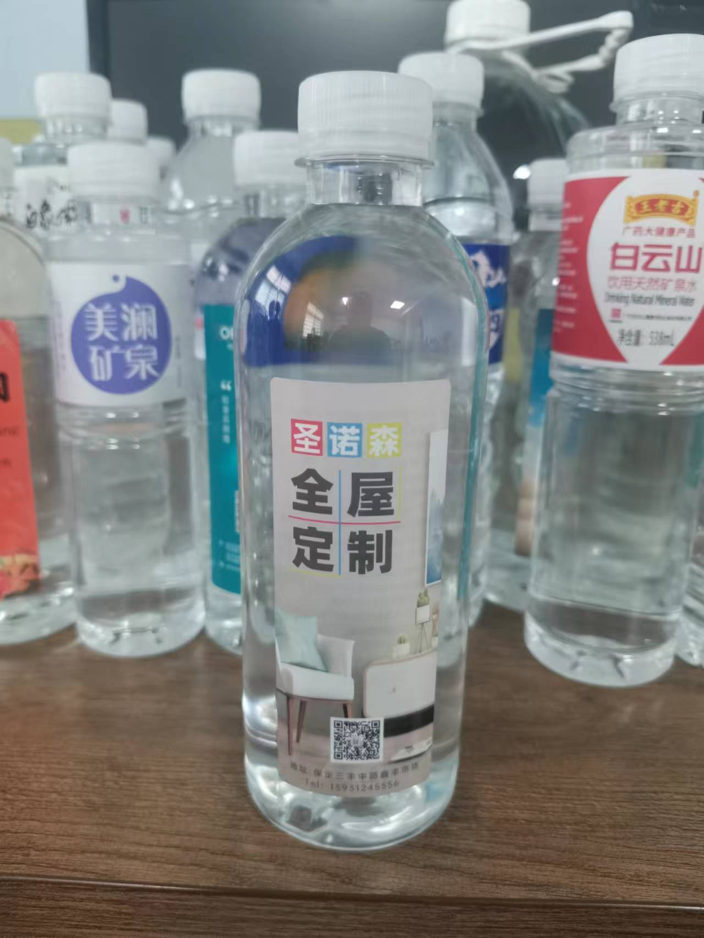 手握瓶贴标(1)_全能王看图.jpg
