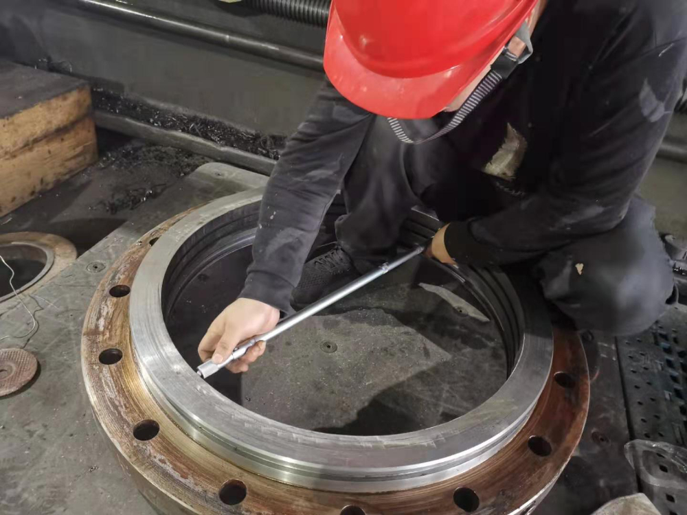 5三一起重2200T进口折弯机液压端盖维修.jpg