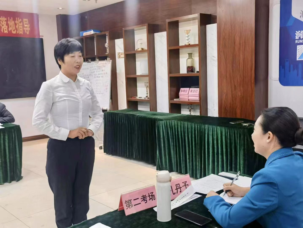 2023年管理层服务礼仪培训会 (3).jpg
