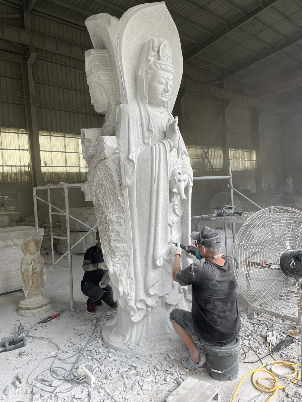三面观音佛像手工修刻制作现场.jpg