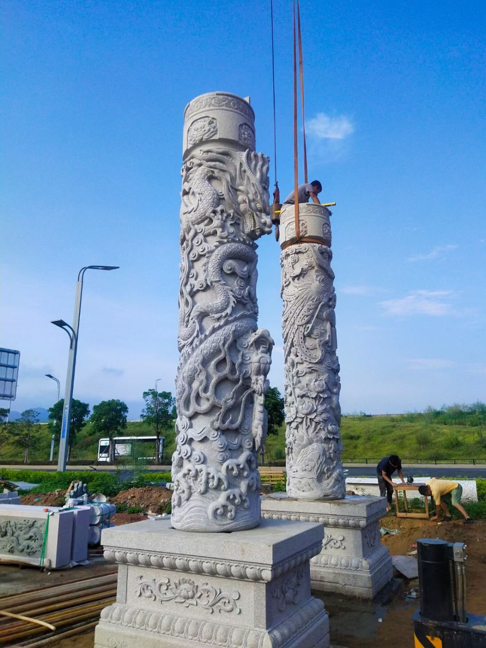 山门石雕龙柱户外竖立完工实拍.jpg