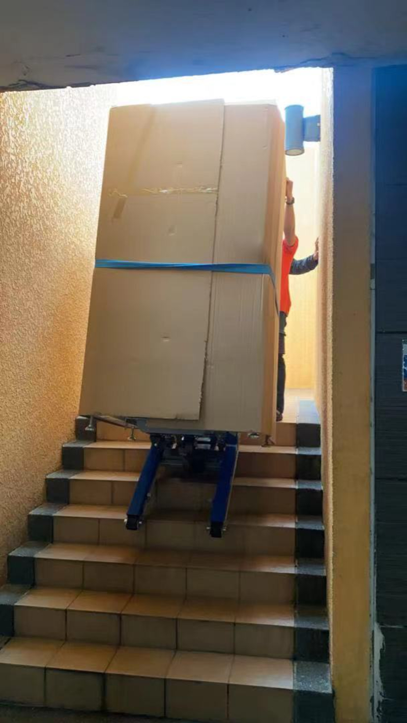 爬楼机搬运大型机器 (2).jpg