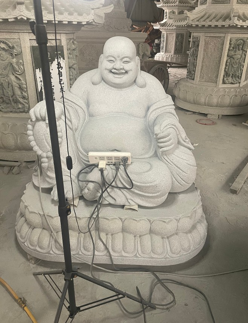 弥勒佛石像车间成品实拍.jpg