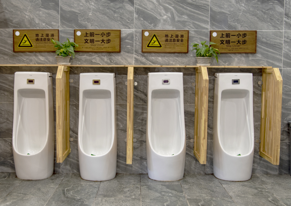 商场卫生间隔断.jpg