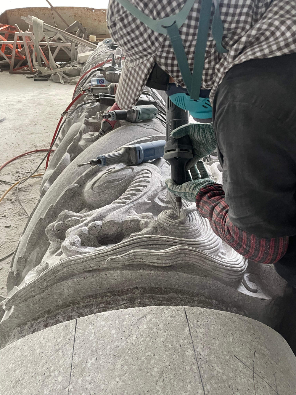 盘龙石柱浮雕细节手工打磨雕刻工序.jpg