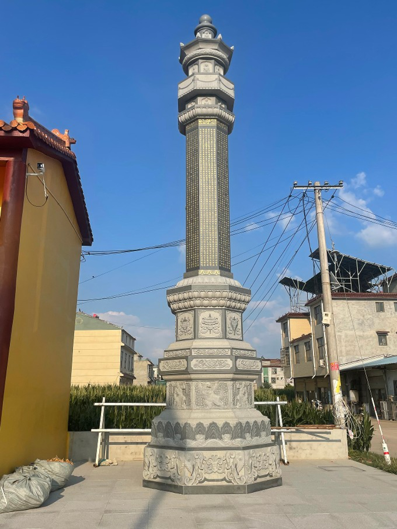 河南普渡寺・10米石雕经幢落地.jpg