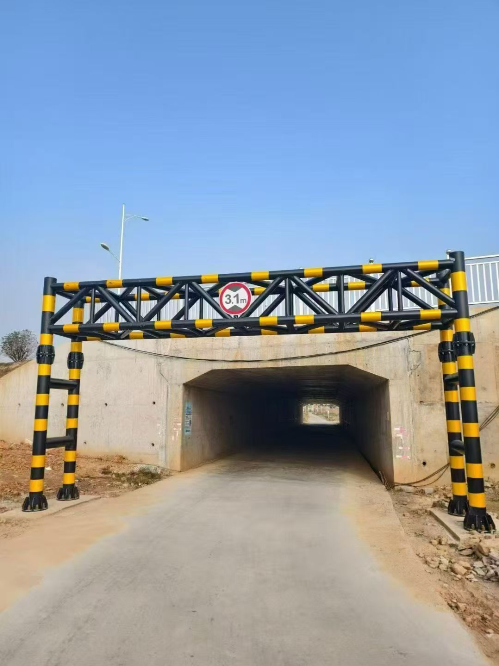 铁路限高架.jpg