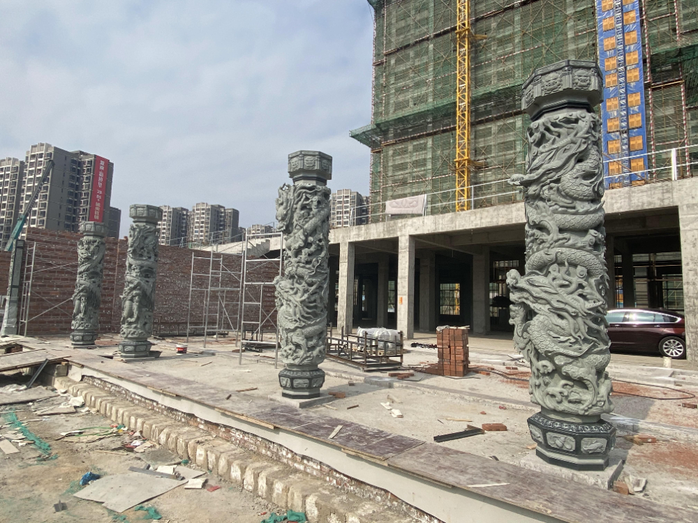 龙柱安装现场.jpg