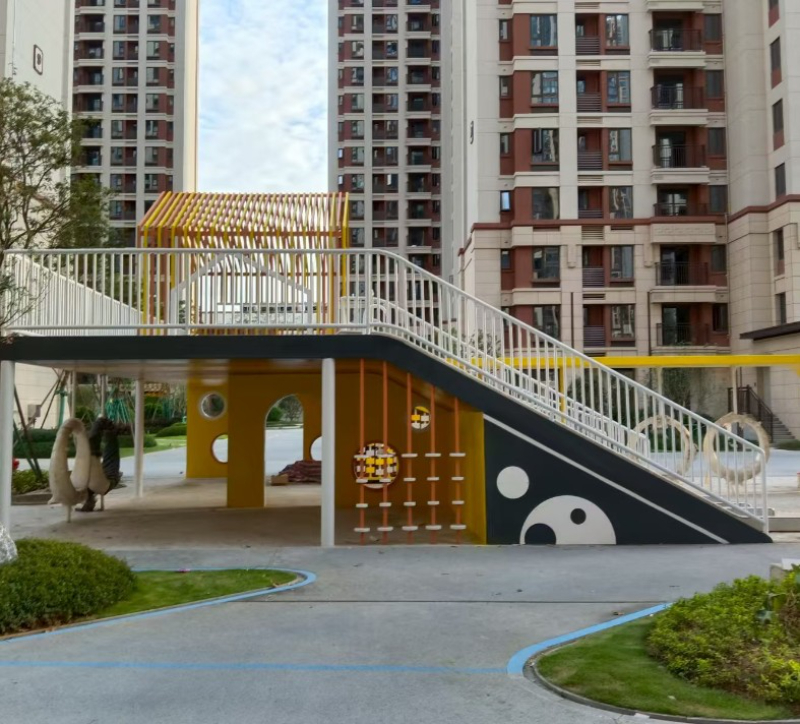 【户外通用案例】水墨江澜小区简约黄色树屋滑梯项目.jpg