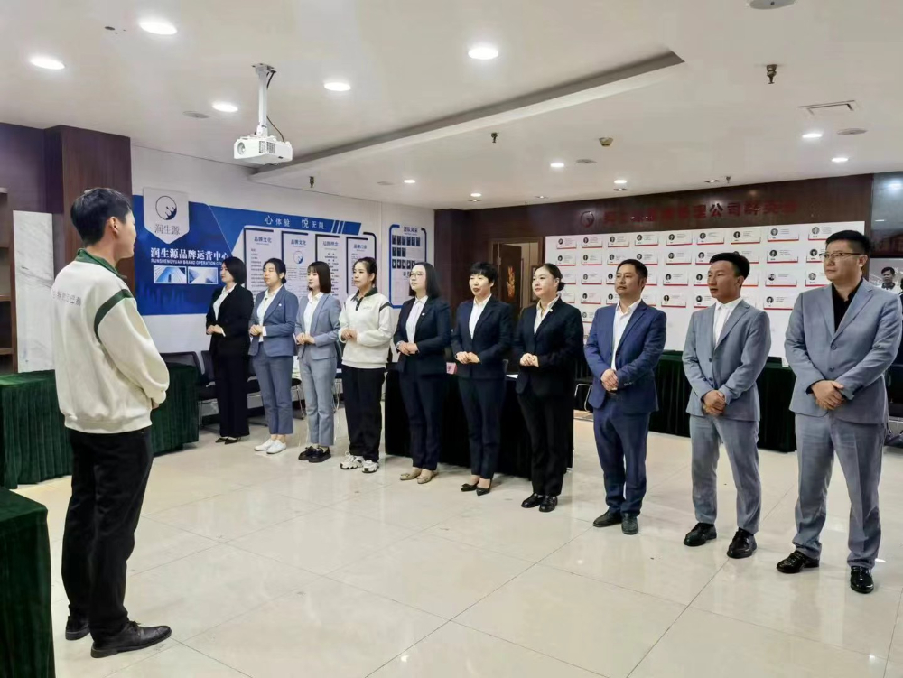 2023年管理层服务礼仪培训会 (1).jpg