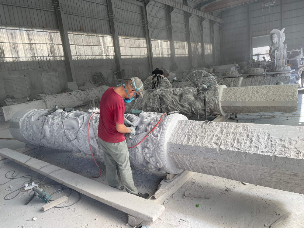 龙柱手工雕刻现场.jpg