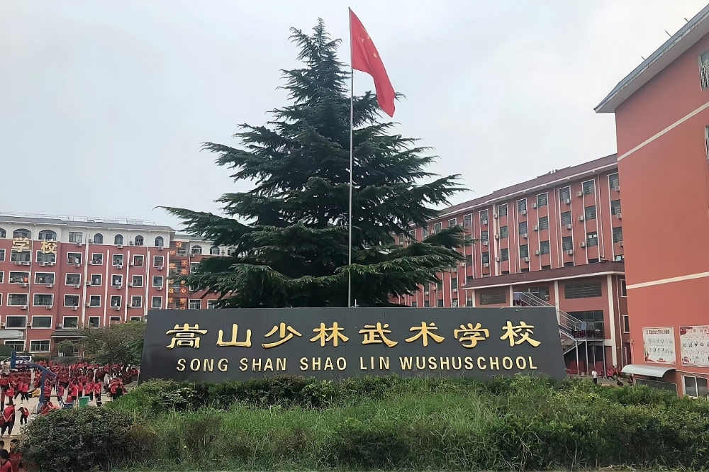 学校大门口3.jpg