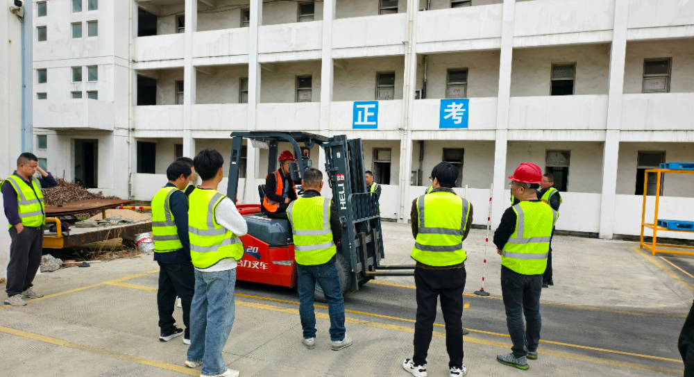 2026优选快开门压力容器R1证机构选哪家：鹏飞职校报考全攻略