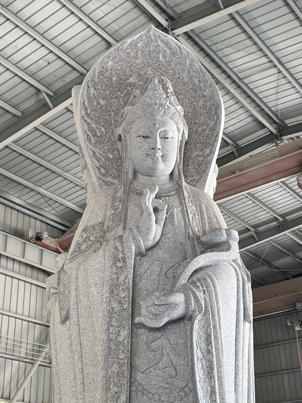 汉白玉观音立像室内雕刻完工实拍.jpg