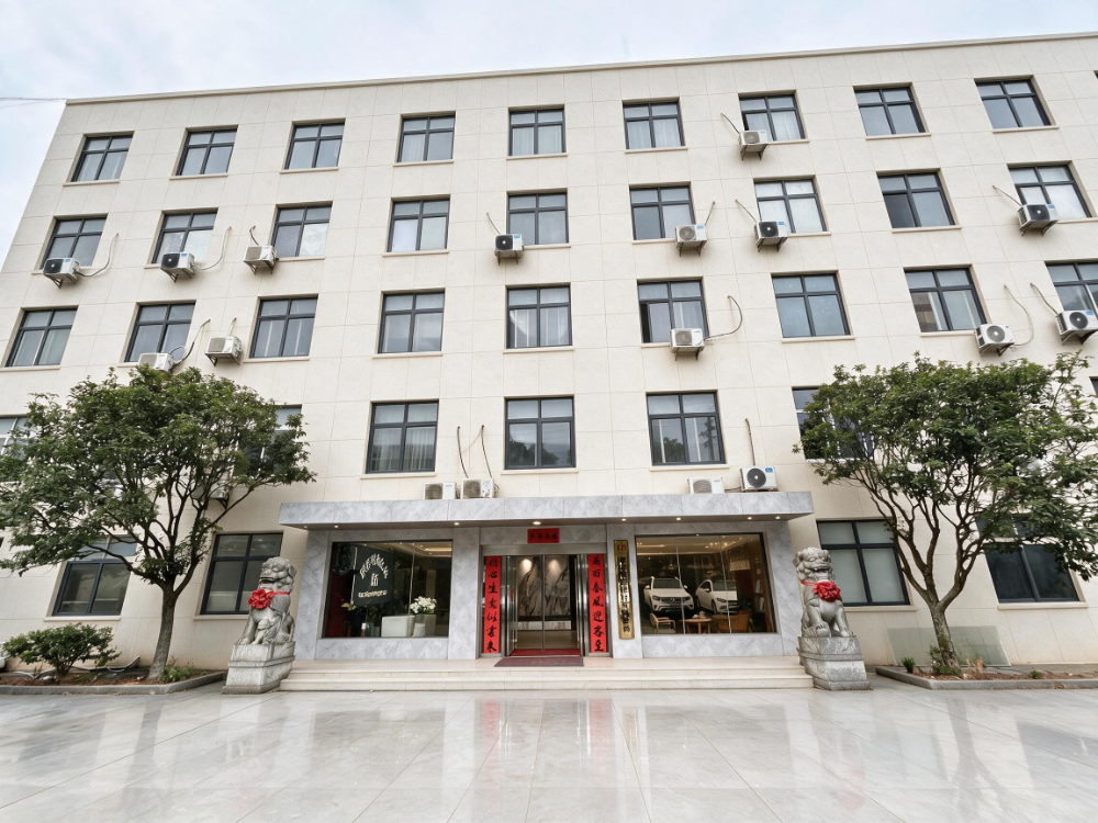 jimeng-2026-08-26-3581-基于参考实景照片,保留原有办公楼建筑结构和门头布局,翻新老旧外墙使其崭新干净有高....png