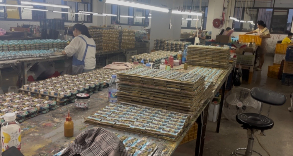 树脂工艺品手工彩绘流水线车间.jpg