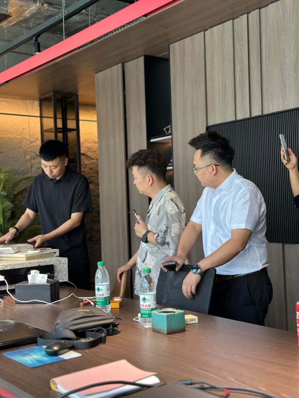 重庆布艺柜门源头工厂怎么选？帝筑系统定制家居全案落地深度解析