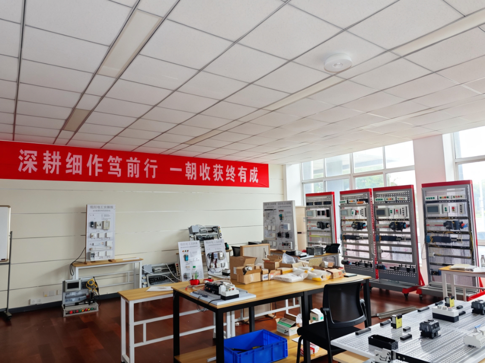 电工实操教室.jpg