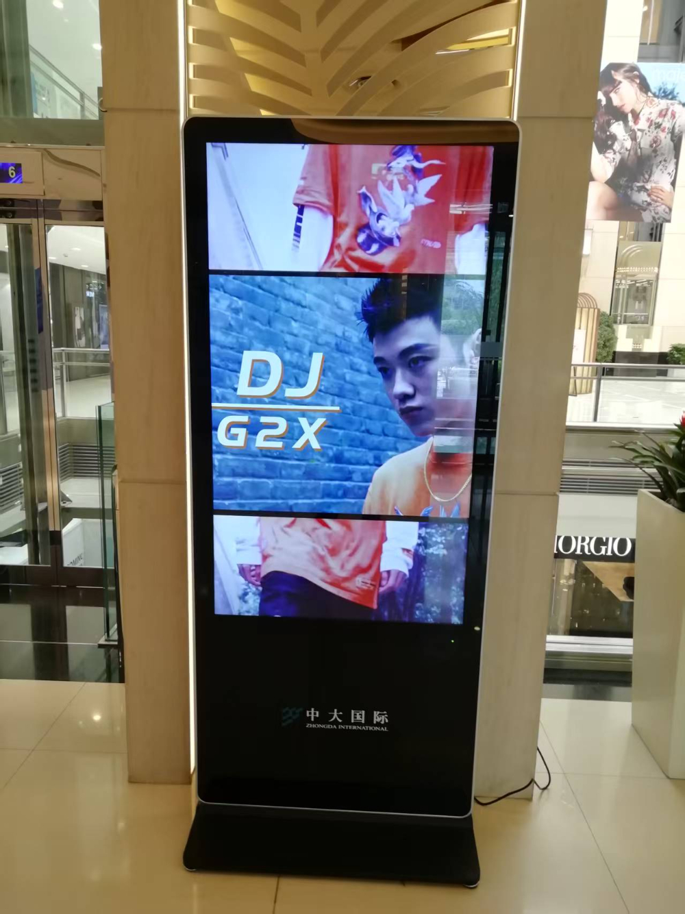 西安中大国际立式广告机.jpg