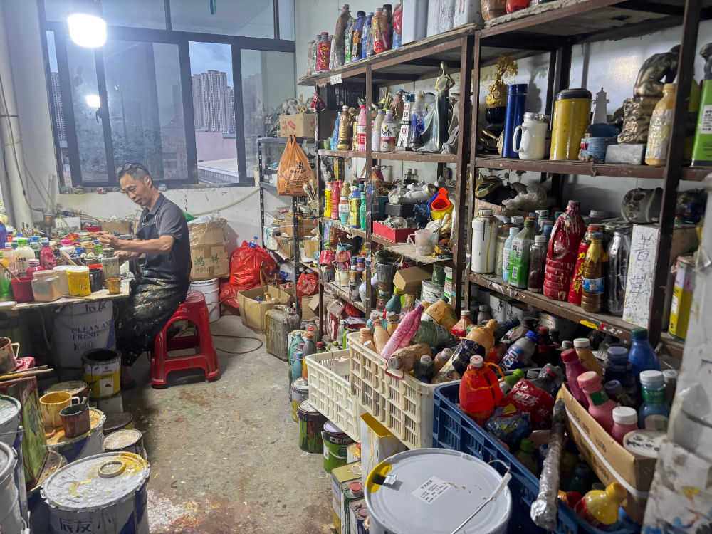 工艺品工厂上色车间.jpg