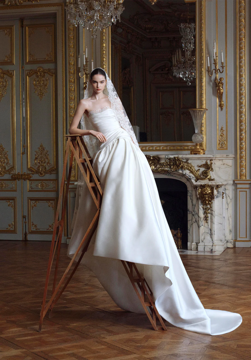 ELIESAAB_BRIDALSS27_LOOK9_ZO.jpg.WEBP