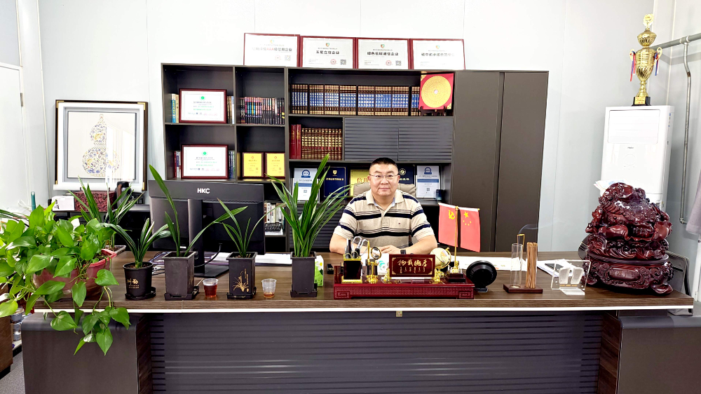 刘伟光董事长图2.jpg