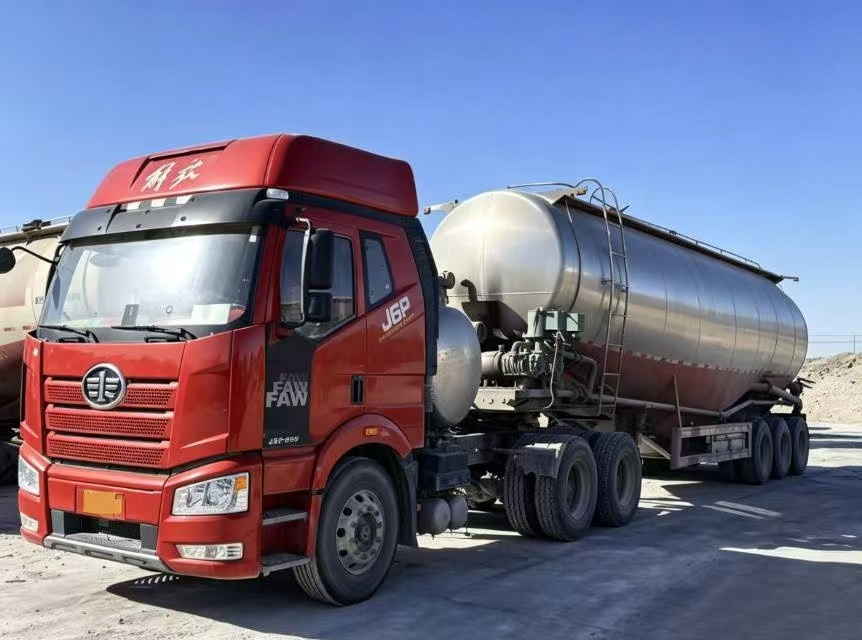 粉煤灰运输罐车.jpg