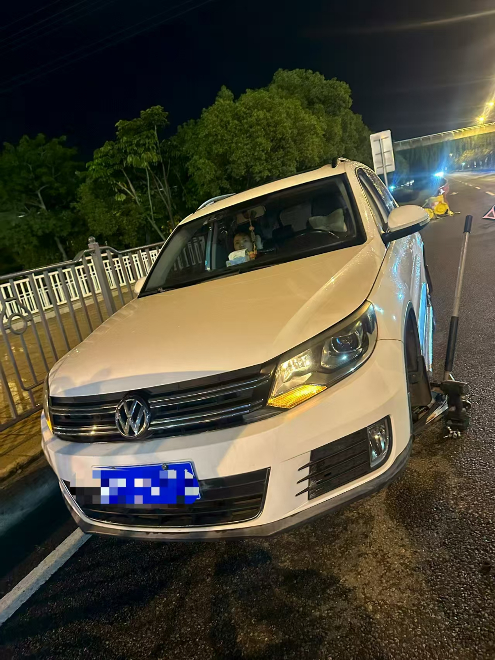 夜间换胎救援