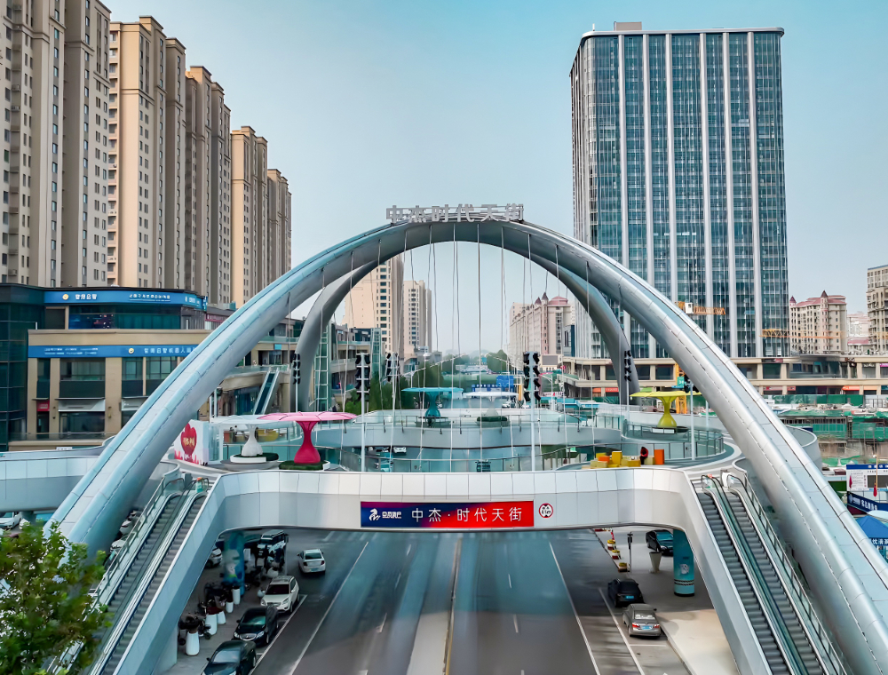 中杰时代广场跨街天桥.jpg