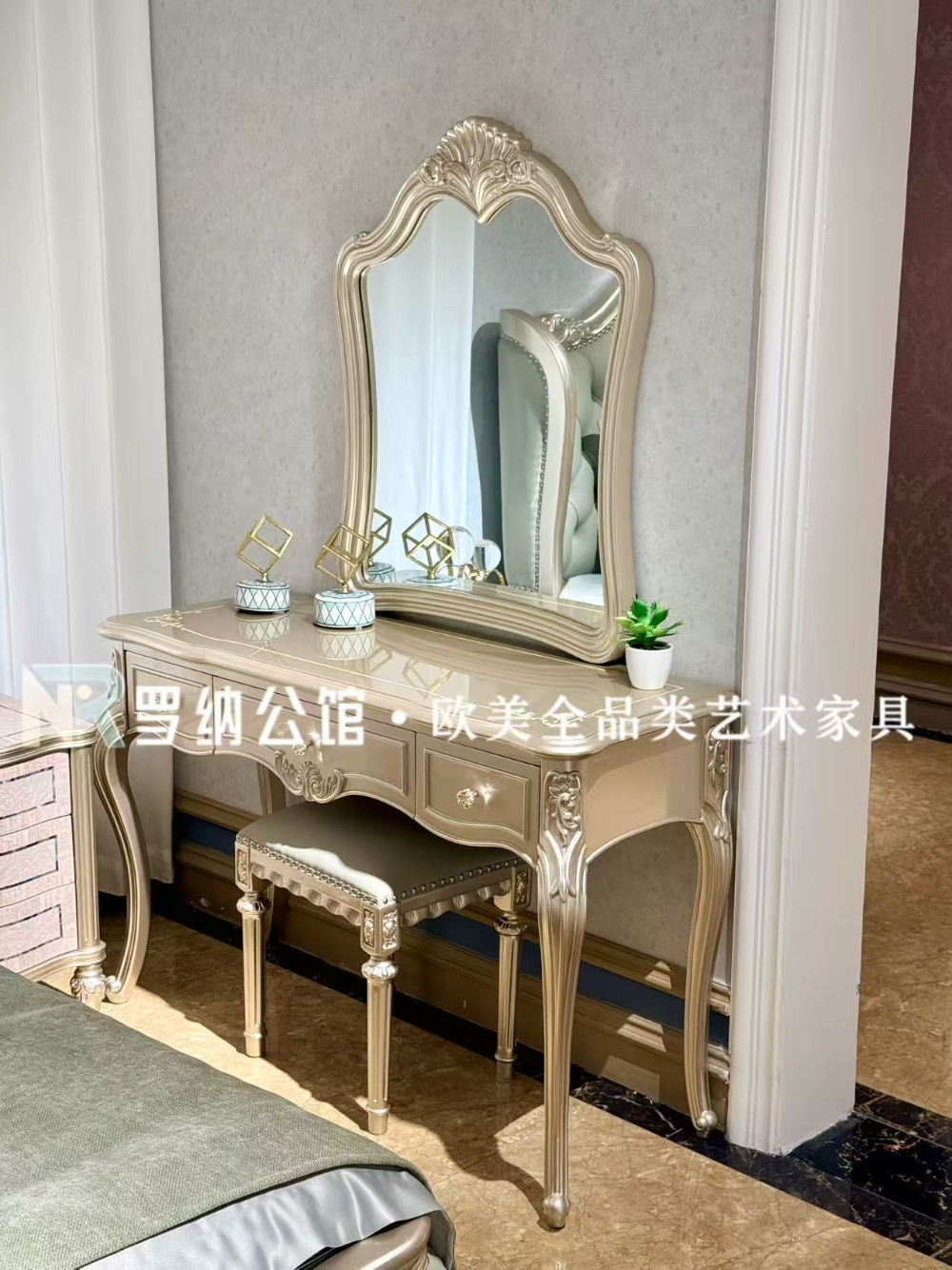 香槟金梳妆台.jpg