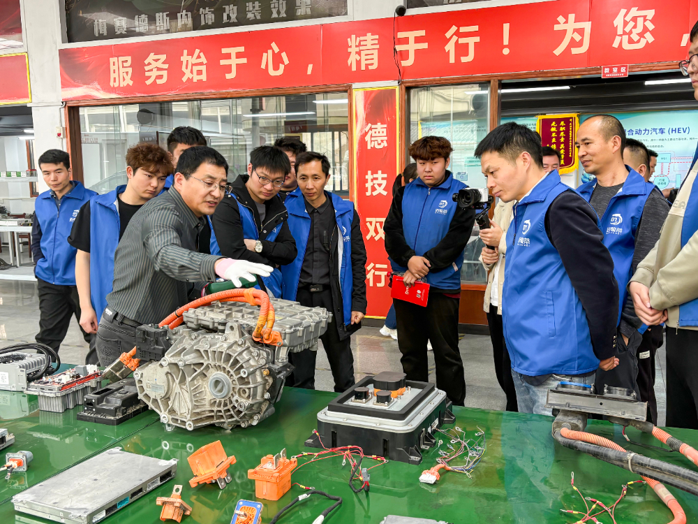 �人������·��ά����ѵѧУ��ôѡ������"ֽ��̸��"������ļ���ǰ;