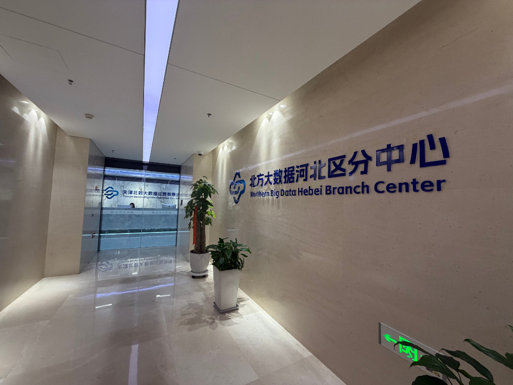02_大厅_玻璃门入口.jpg