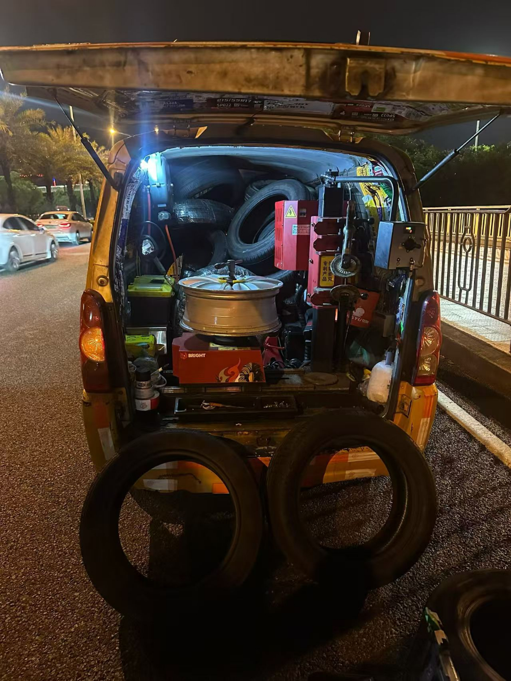 补胎换胎援助车