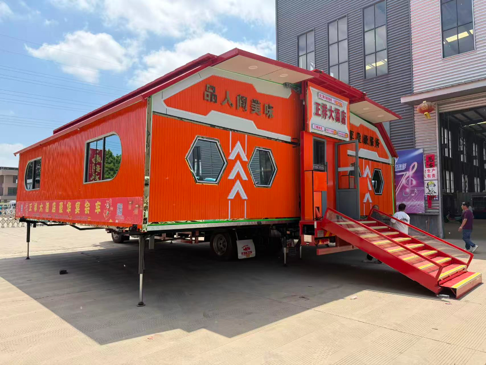 大型移动餐车