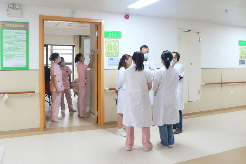 医生查房.jpg