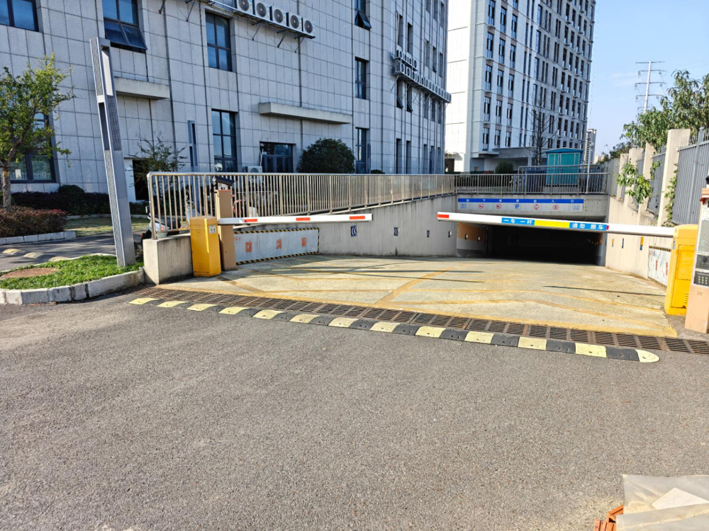 地下停车场入口.jpg