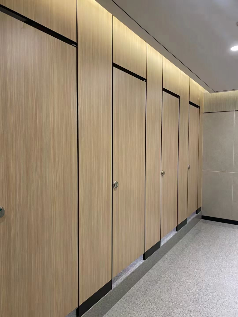 香港卫生间隔断供应商怎么选？从板材源头到项目落地的完整指南