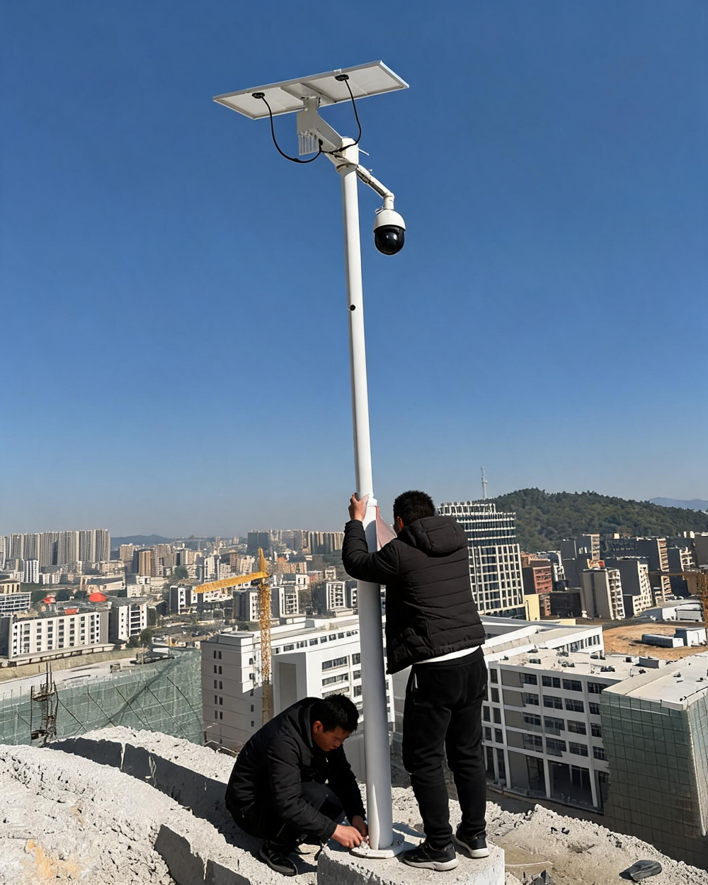 jimeng-2026-10-13-4811-太阳能视频监控施工图片,人物要求中国人_0.png