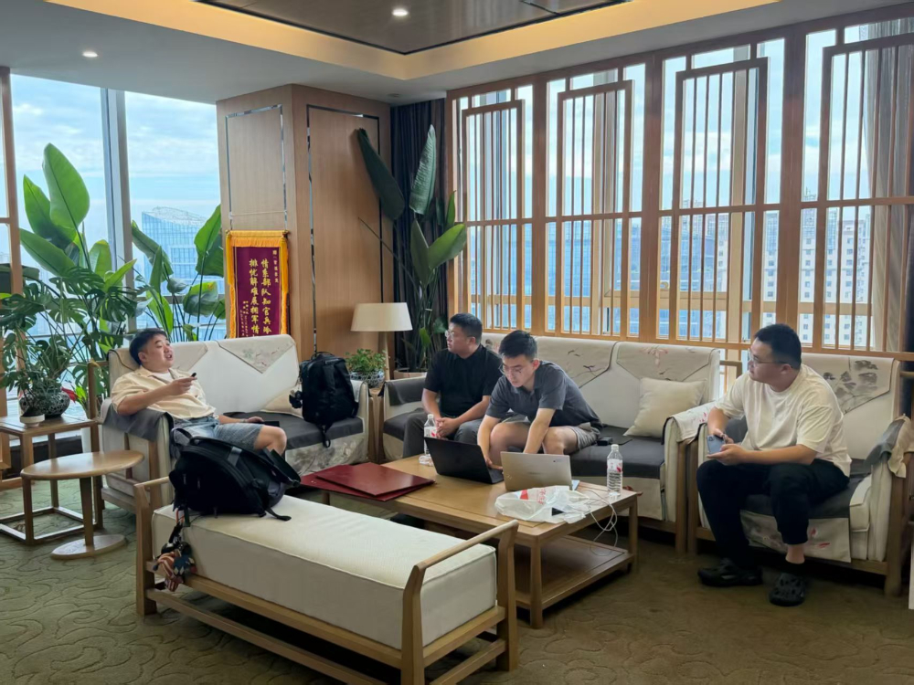 首派谈话区.jpg